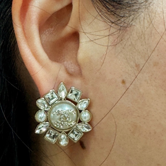 Brand New Limited Edition Chanel Stud Strass Crystal CC Logo Earrings Large - Picture 2 of 3